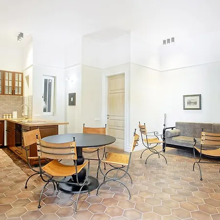 A Tabanban Apartment